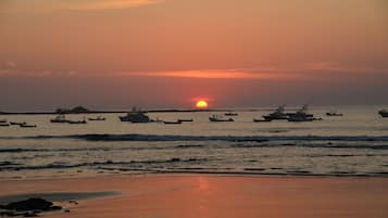 Plage, chaises longues, serviettes de plage
