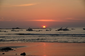 Plage, chaises longues, serviettes de plage