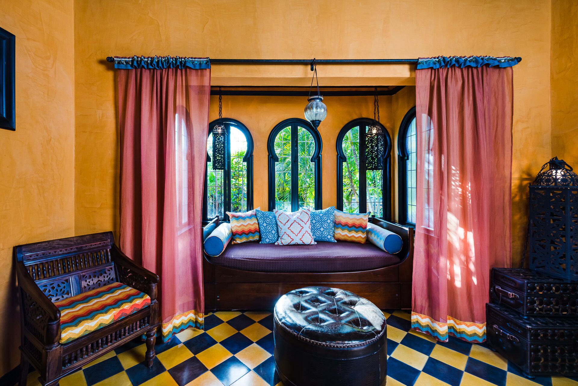 Älytelevisio, DVD-soitin, kirjoja, videokirjasto