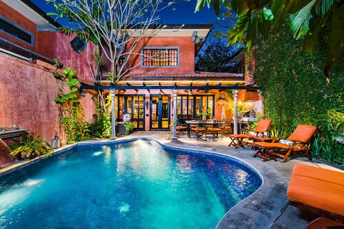  Villa Oasis: A luxury villa just steps to beach with private pool, WIFI & A/C 