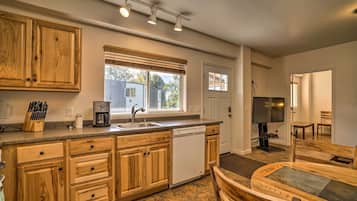 Coffee/tea maker, fridge, microwave, stovetop