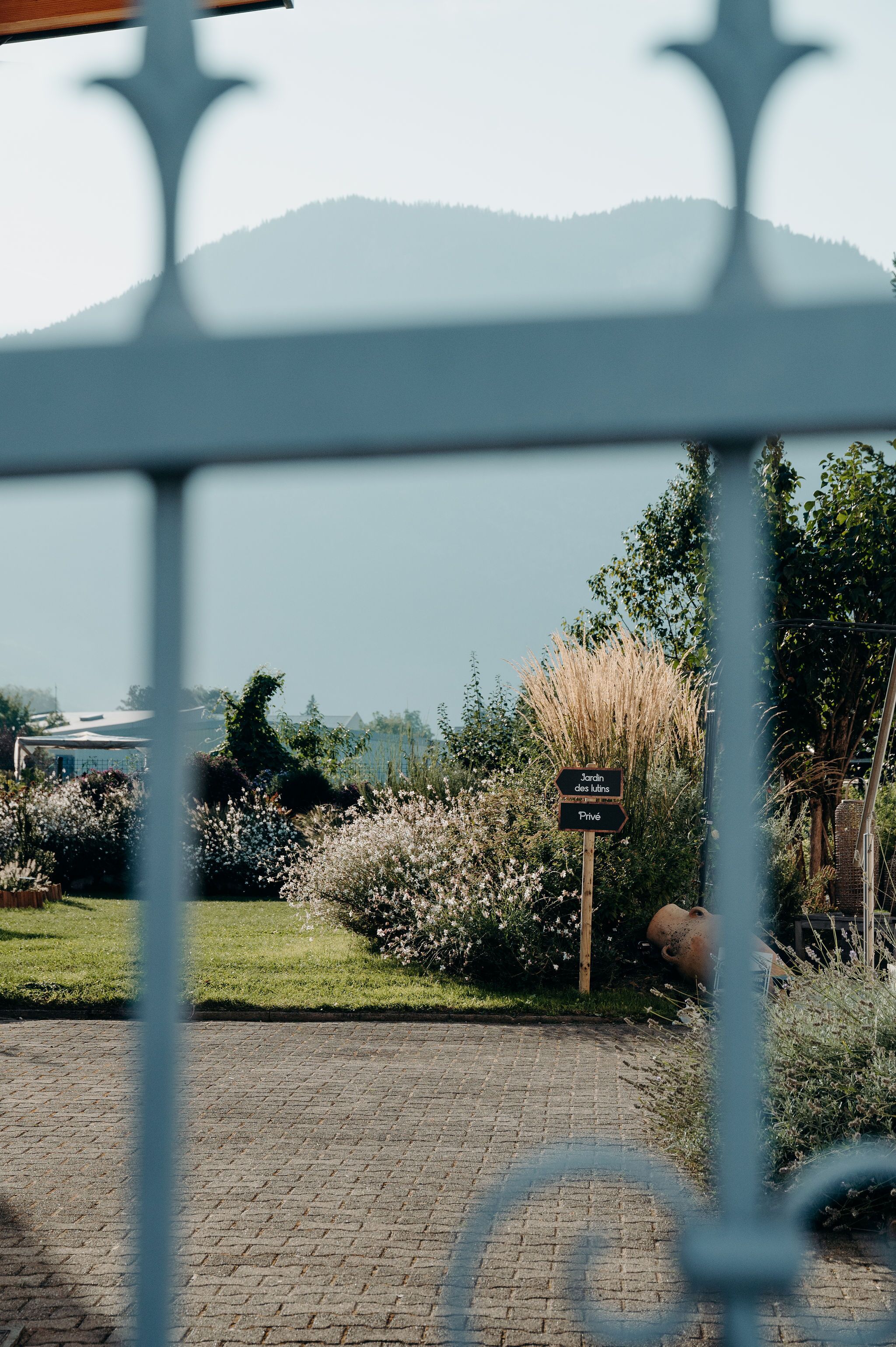 A garden pathway with a sign indicating directions to 'Jordans' and 'Prive'.