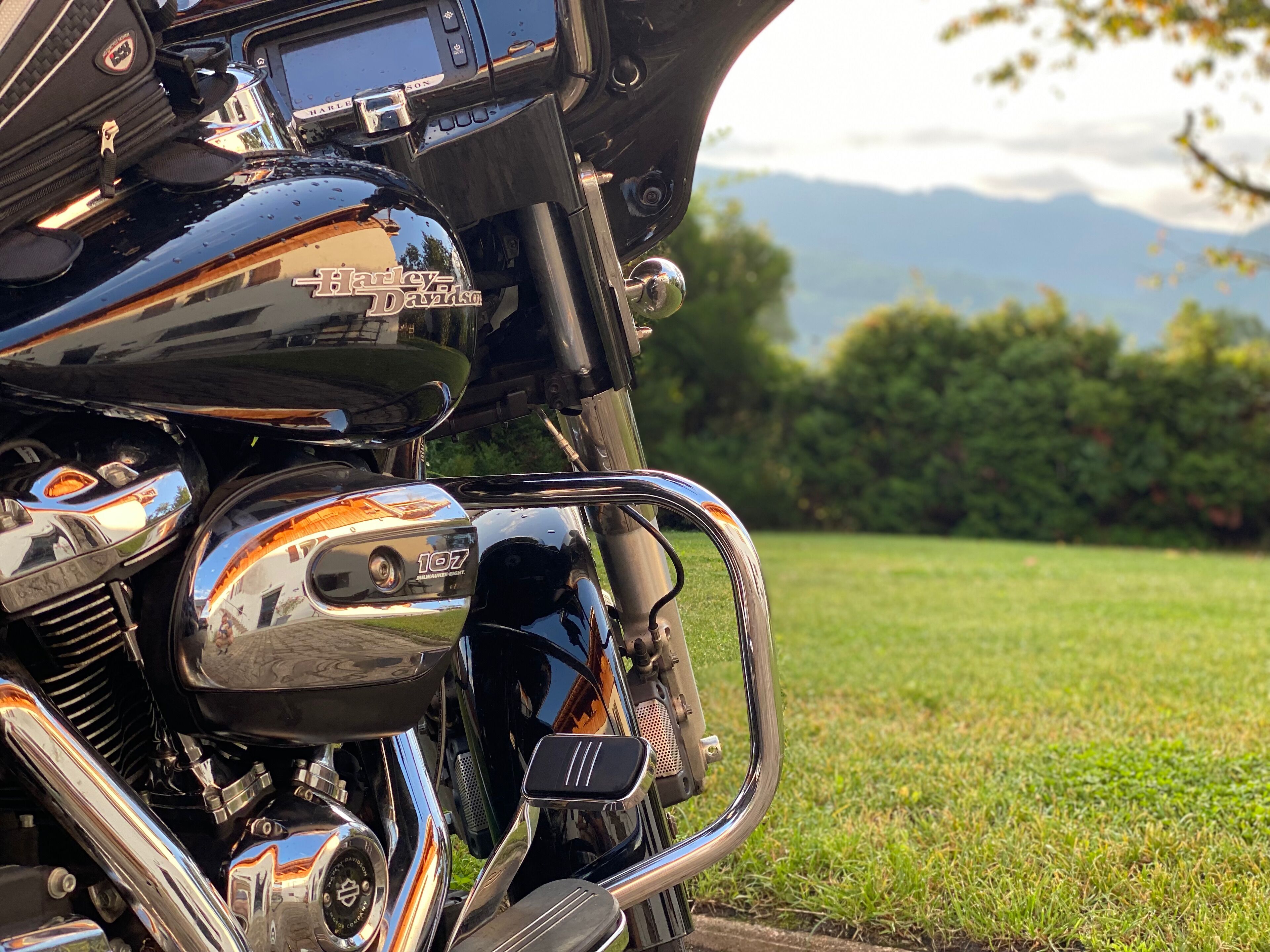 Une moto ornée du logo Harley-Davidson, avec des détails chromés et un rétroviseur.