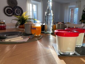 Päivittäinen tilauksen mukaan valmistettu aamiainen (13 EUR per henkilö)