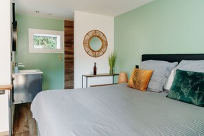 Kahden hengen comfort-huone, 1 suuri parisänky (CHAMBRE 5 JUNGLE) | Select Comfort -patjalliset sängyt, minibaari, tallelokero huoneessa