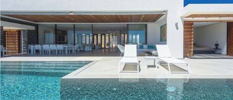 Alberca al aire libre y alberca climatizada