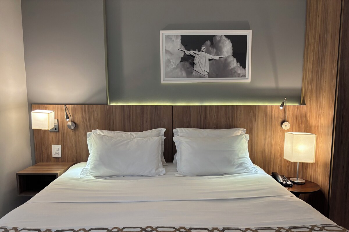 Quarto conforto, 1 cama Queen, vista para a cidade | Frigobar, cofres nos quartos, escrivaninha