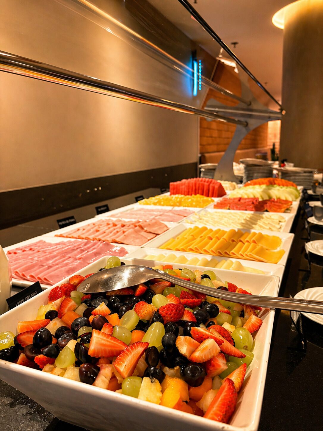 Café da manhã com buffet grátis todos os dias