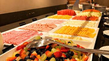 Café da manhã com buffet grátis todos os dias