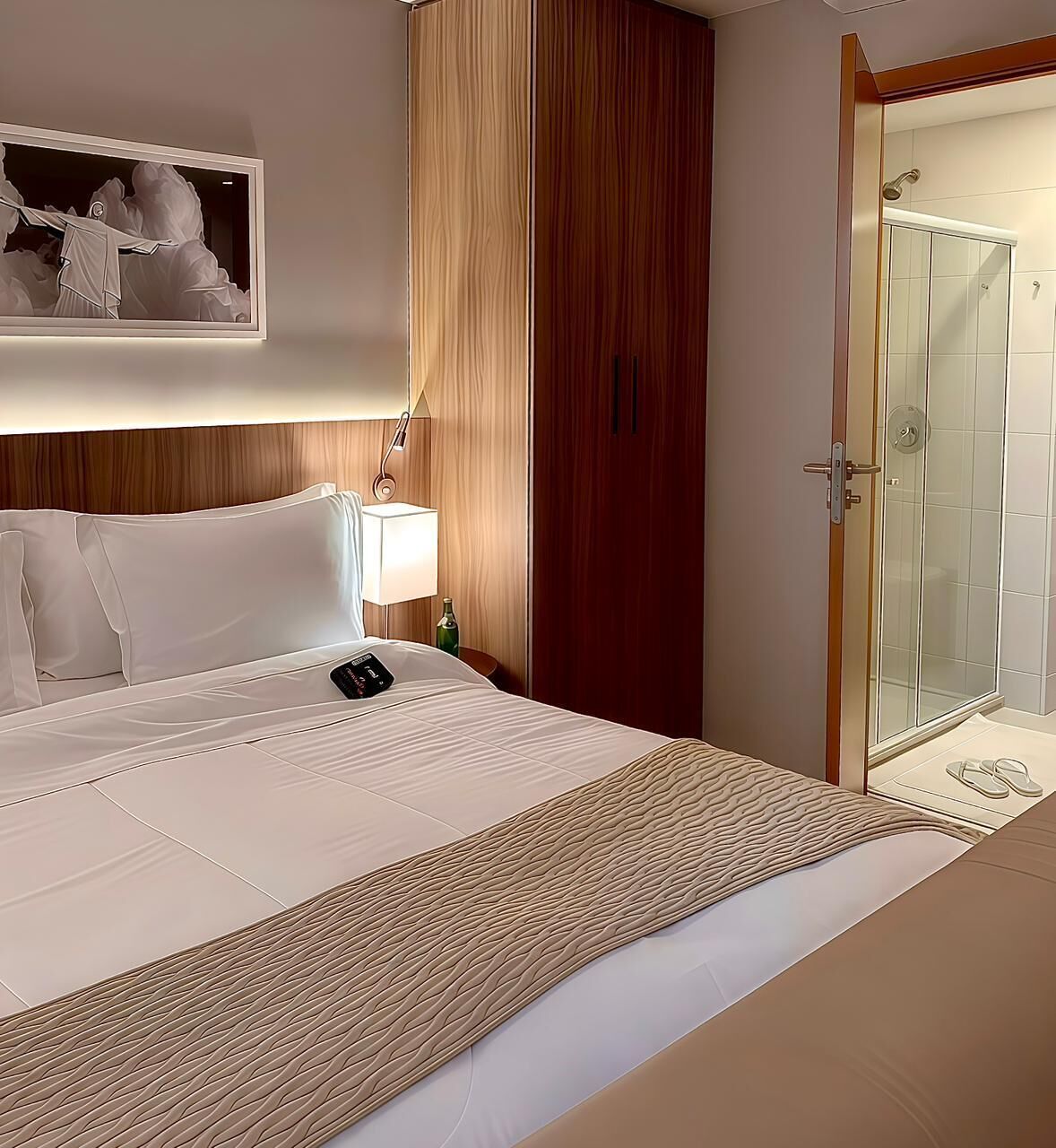 迷你吧、客房内保险箱、办公桌、笔记本电脑工作区