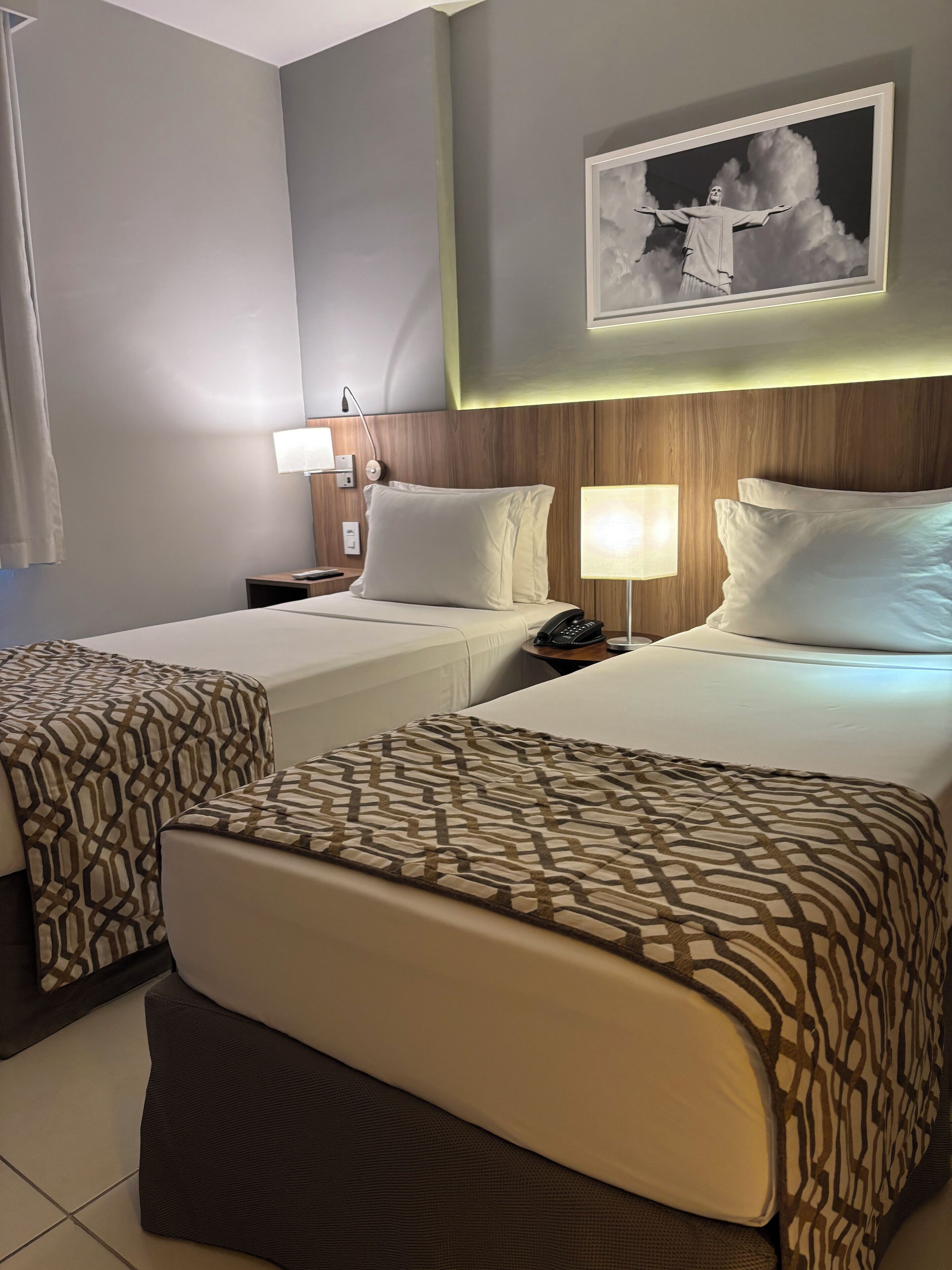 Junior Twin Suite | Minibar, két bảo mật tại phòng, bàn 