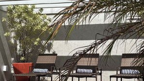 A pool area with lounge chairs and a hot tub. - Promenade Soho Campos dos Goytacazes (Campos)