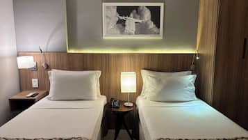 Junior Twin Suite | Frigobar, cofres nos quartos, escrivaninha