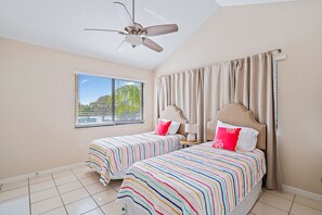 3 bedrooms, desk, iron/ironing board, travel crib - Practically on the beach; short walk across Carlin Park to the sand!! ❤️💛💚 (Jupiter)
