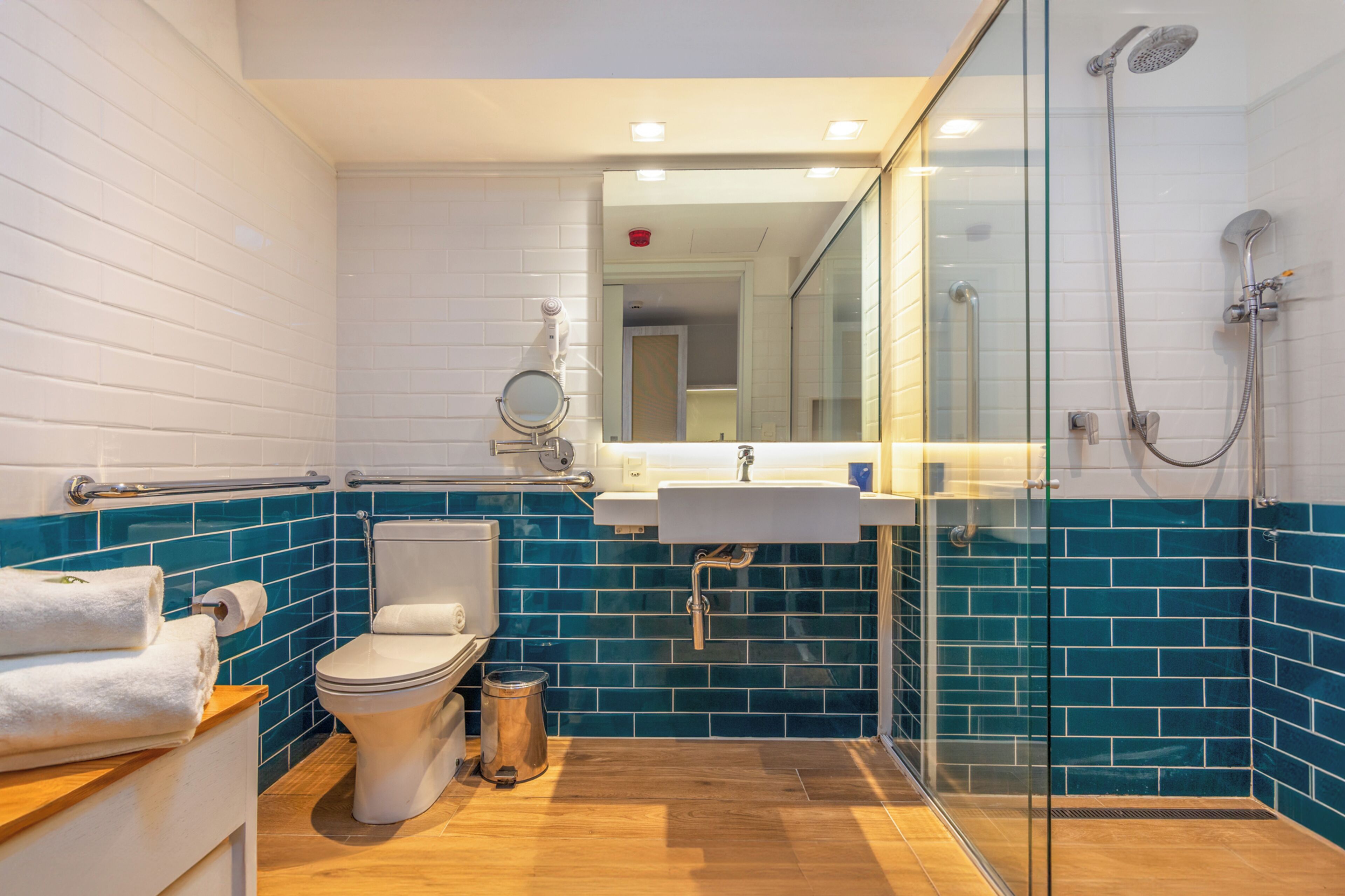 suite master pne | bathroom | shower, rainfall showerhead, free toiletries, bathrobes