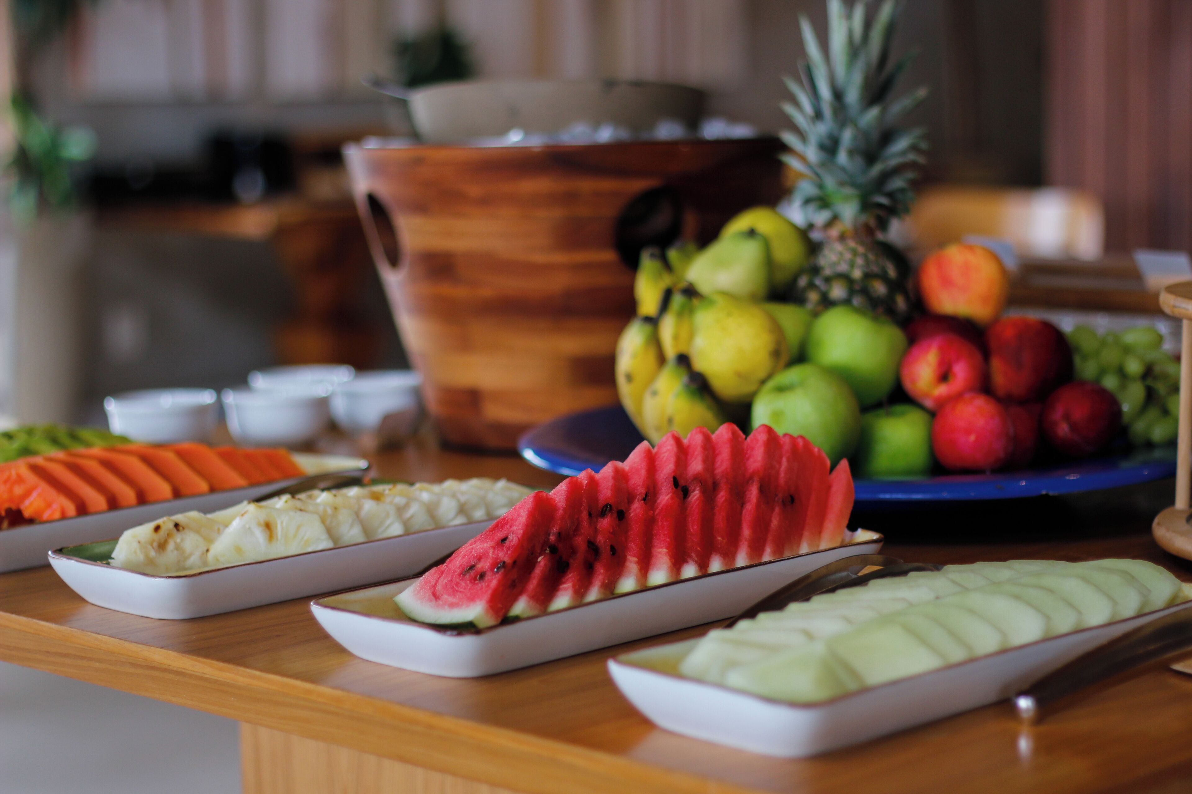 Una mesa de buffet con frutas y verduras variadas.