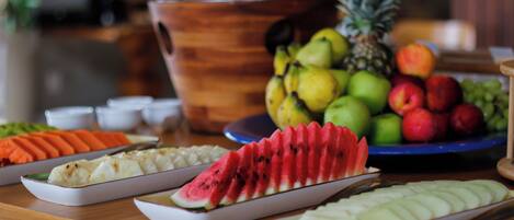 Una mesa de buffet con frutas y verduras variadas.