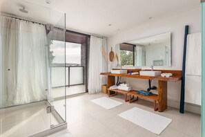 Exclusive Studio Suite, Marina View | Bathroom | Shower, rainfall showerhead, free toiletries, bathrobes - Hotel Aretê (Búzios)