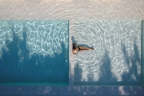 Piscine extérieure, chaises longues