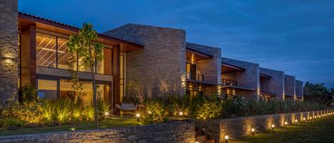 Fachada de la propiedad por la tarde o noche
