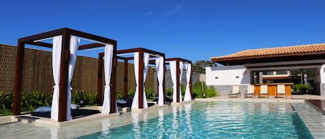 Piscine extérieure, chaises longues