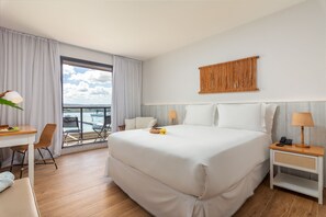 Minibar, in-room safe, individually decorated, individually furnished - Hotel Aretê (Búzios)