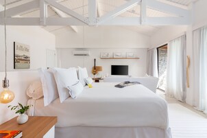 Minibar, caja de seguridad en la habitación y decoración personalizada 