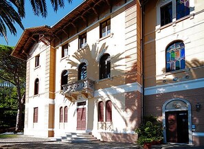 Vista frontal de la propiedad
