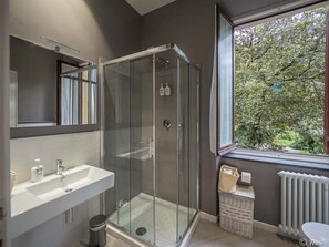 Appartement, 5 chambres, 2 salles de bains, au bord de la plage | Salle de bain | Douche, douche cascade, articles de toilette écologiques