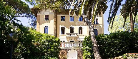 Vista frontal de la propiedad