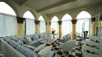 Luxury Villa, 3 Bedrooms | Ruang tamu | TV skrin rata