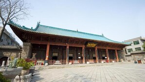 A traditional building with a tiled roof and stone columns. - Jinjiang Inn Select (Xi'an)