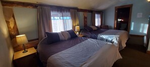 Moose Room (Second Floor) | Individualmente decorados, individualmente mobiliados, cortinas blackout