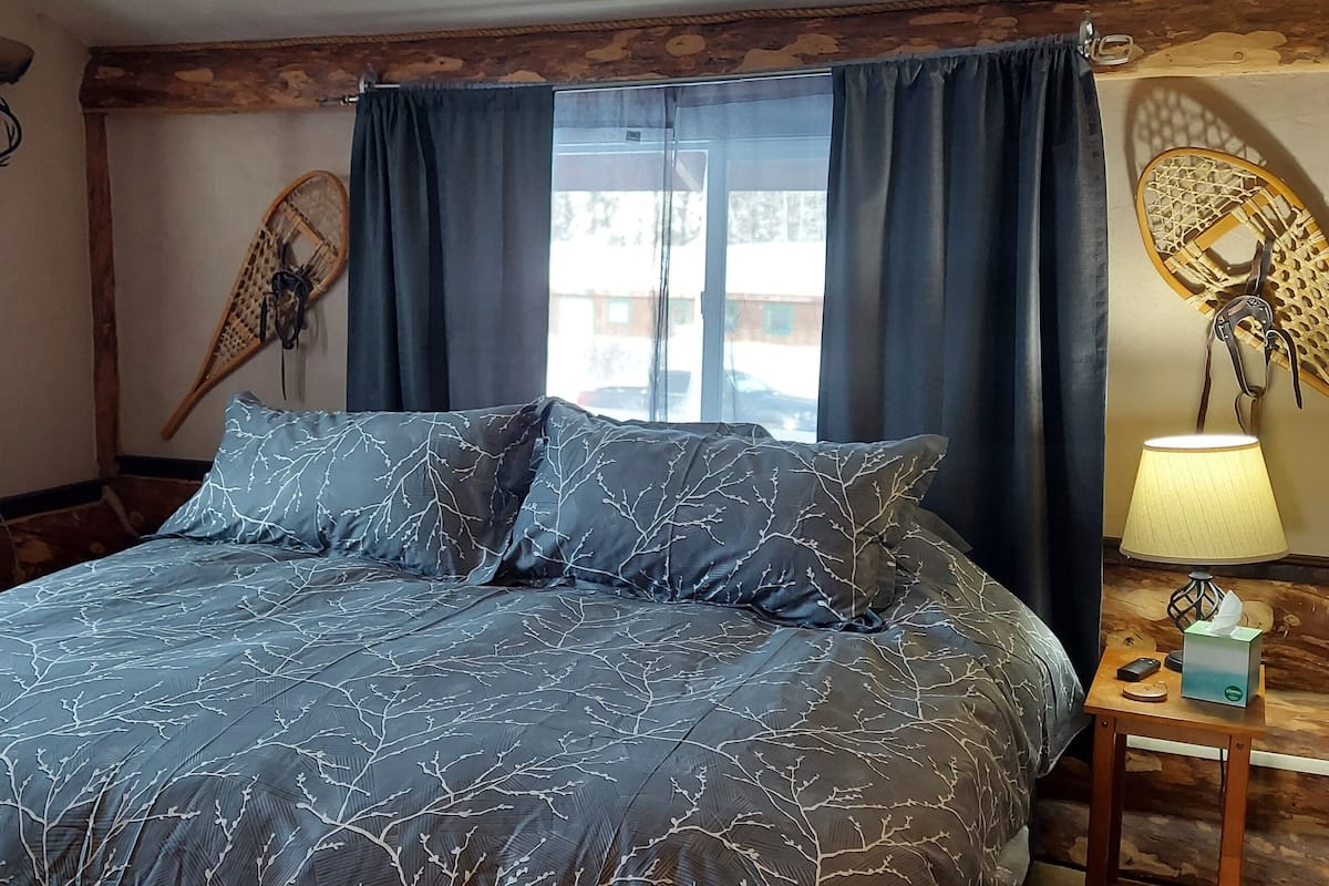 Denali Room (Second Floor) | 遮光カーテン、WiFi (無料)、客室ごとに異なる装飾、客室ごとに異なるインテリア