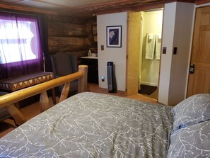 Raven Room (First Floor) | Individuell dekoriert, individuell eingerichtet, Verdunkelungsvorhänge