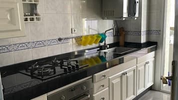Fridge, oven, stovetop, coffee/tea maker