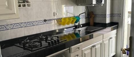 Fridge, oven, stovetop, coffee/tea maker