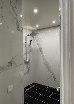Bruser, bidet, håndklæder