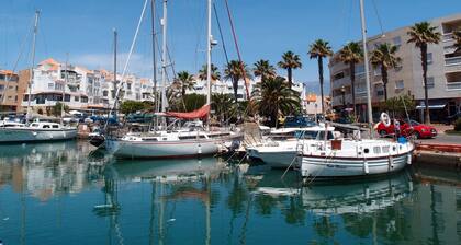 Ylellinen huoneisto, josta on upeat näkymät golfkentälle ja vuorille. WIFI UK TV