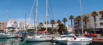 Central Apartment. Fantastic views of golf course/mountains. FREE Parking/WiFi
