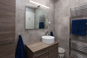 Suihku, hiustenkuivaaja, saippua, sampoo