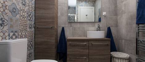 Douche, sĂšche-cheveux, savon, shampoing