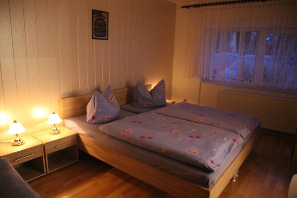2 Schlafzimmer, Reisekinderbett, Internetzugang, Bettwäsche