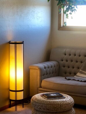 TV, DVD player, livros, videoteca