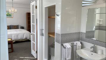 Economy Single Room, 1 King Bed (5) | Bathroom | Free toiletries, hair dryer, towels