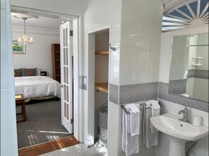 Habitación individual económica, 1 cama de matrimonio grande (5) | Baño | Artículos de higiene personal gratuitos, secador de pelo y toallas