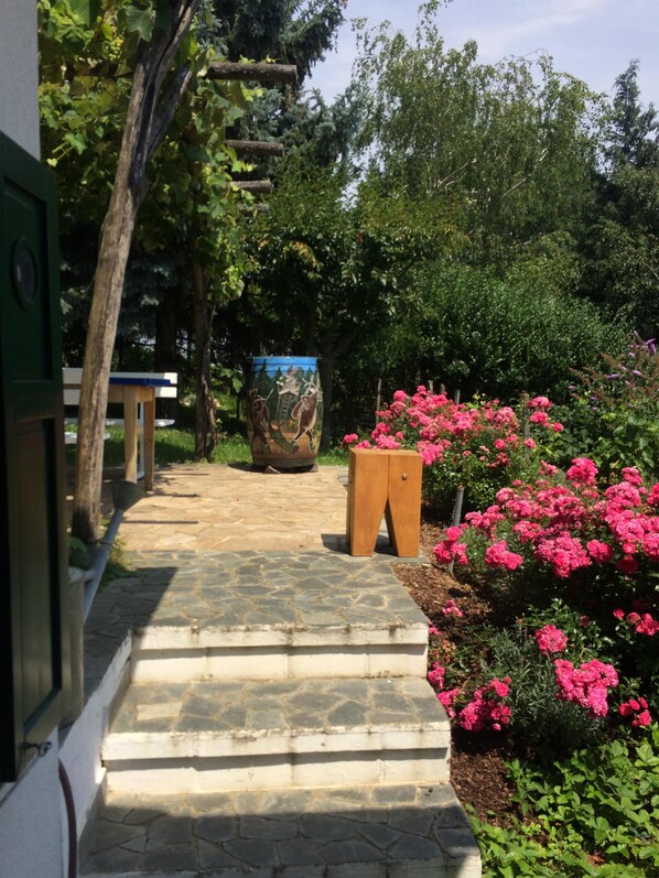 Property grounds - Jewel in the vineyard overlooking Pannonian lowlands 6 people (Gaas)