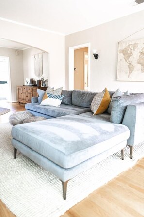 Télévision, cheminée, chaîne hi-fi