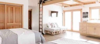 Explora la ciudad desde el oasis de la piscina del este soleado del saco