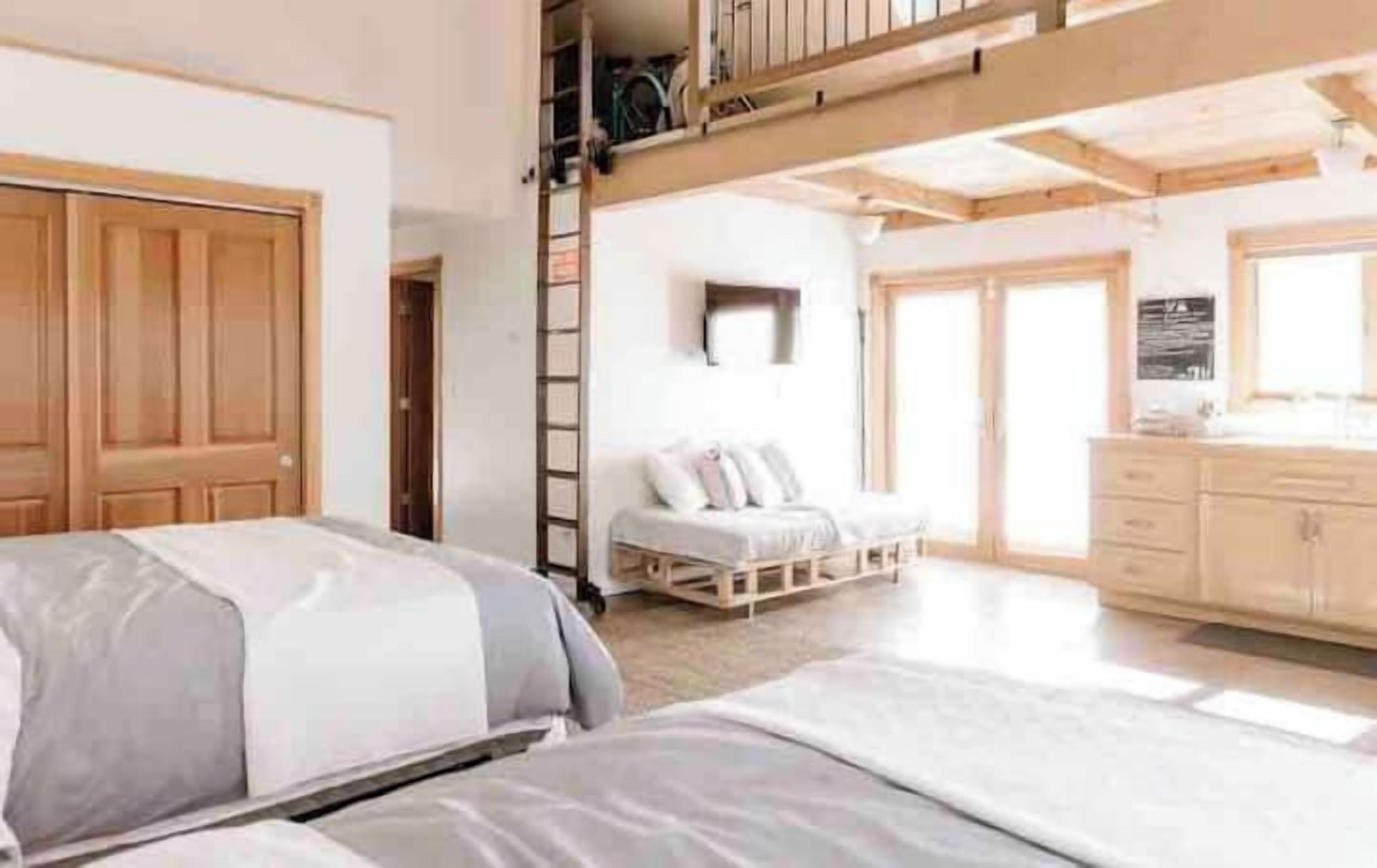 Une chambre à coucher comprenant un lit, un canapé, un bureau et une armoire.
